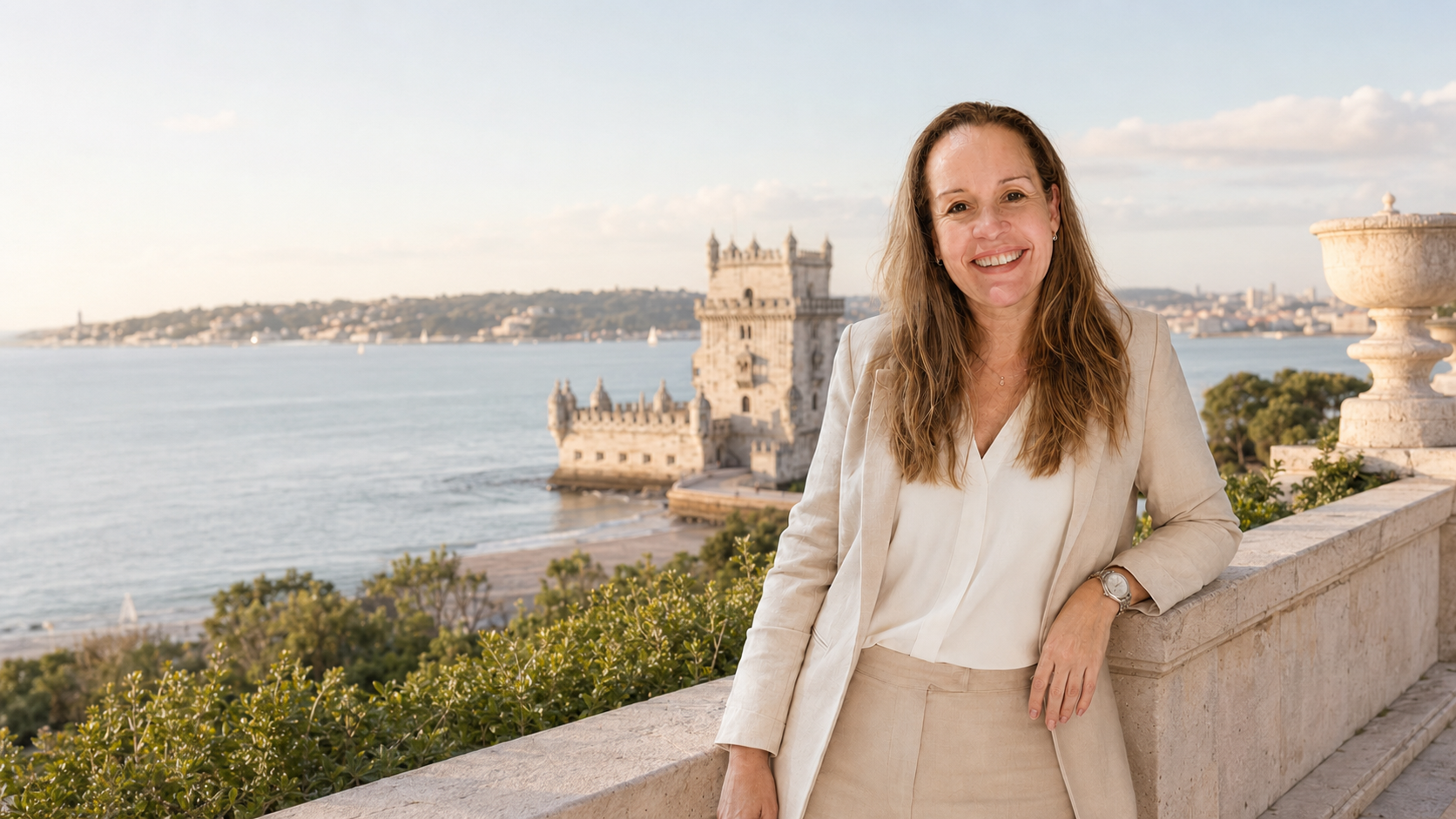 Celeste Miranda em Lisboa, com a Torre de Belém ao fundo